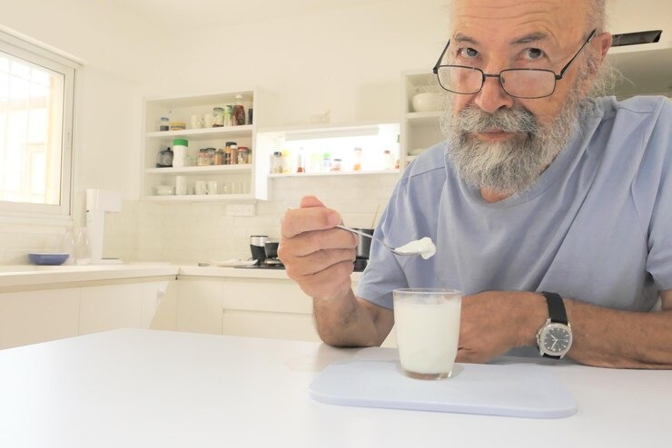 فوائد الزبادي لكبار السن