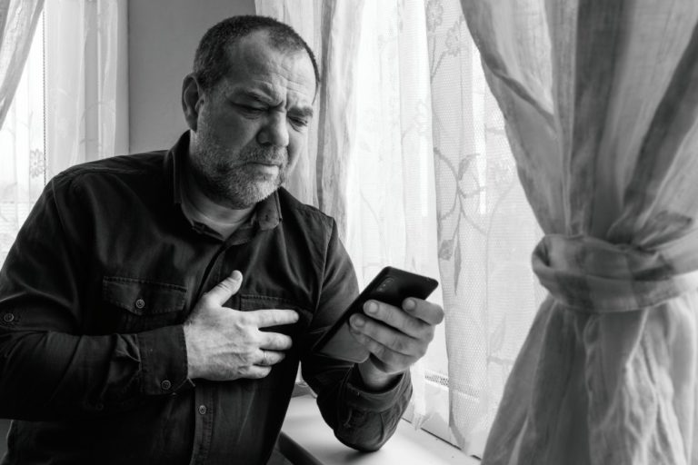 الإساءة الرقمية لكبار السن