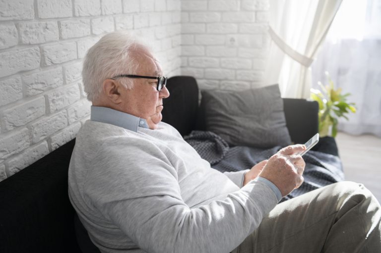 أفضل 10 نصائح للتعامل مع كبار السن بالمنزل