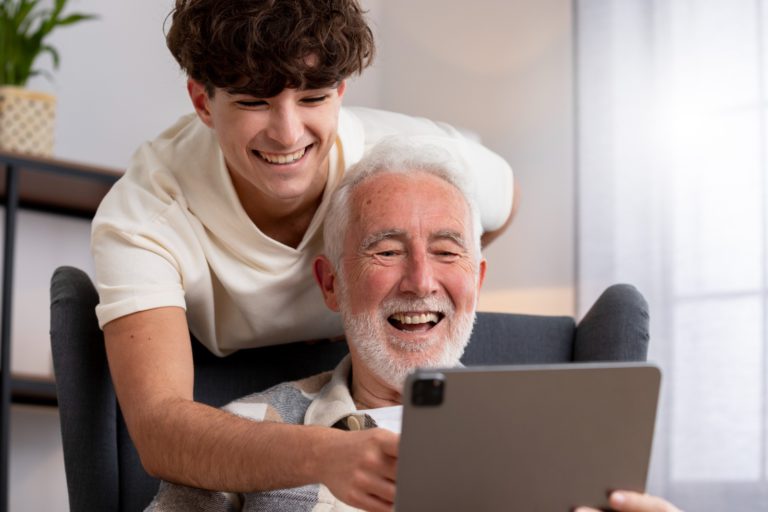 كيف يعزز تواصل الأحفاد مع كبار السن من صحتهم النفسية؟