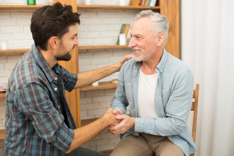 آداب التعامل مع كبار السن 7 نصائح أساسية للبيئة الأسرية والمجتمعية