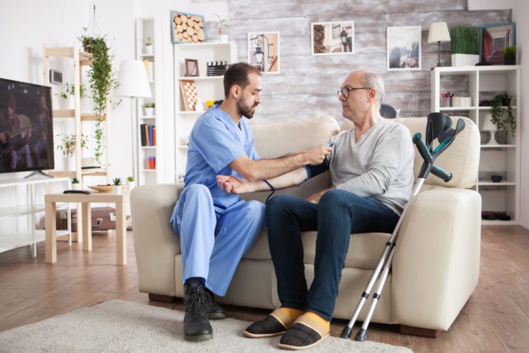 أهمية المتابعة الطبية لكبار السن للحفاظ على صحتهم وجودة حياتهم