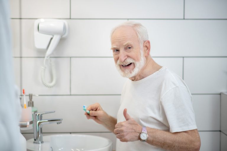 أهمية العناية بالأسنان لكبار السن للحفاظ على الصحة العامة