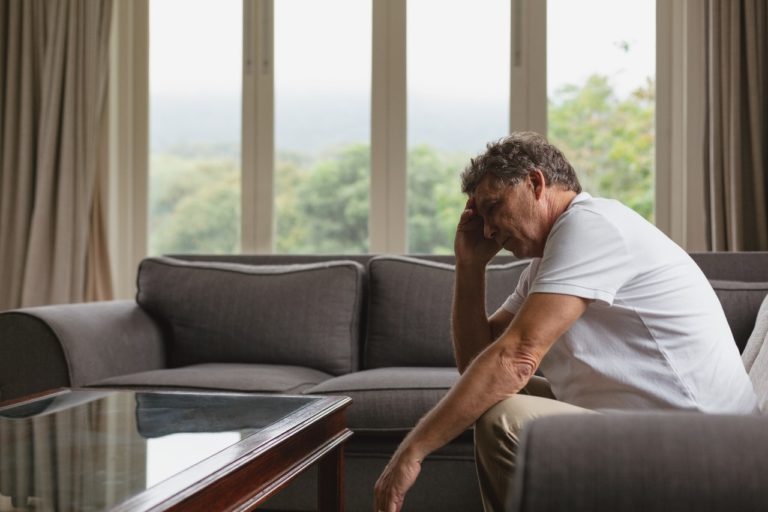 الاكتئاب عند كبار السن الأعراض وطرق التعامل معه