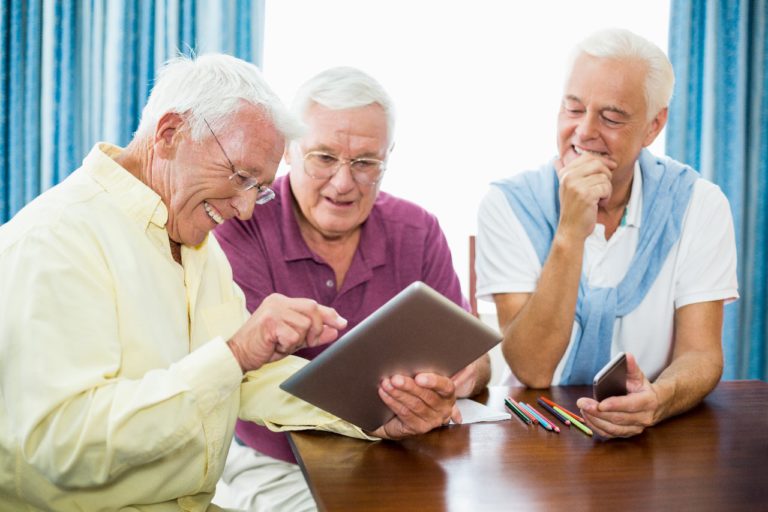 تعزيز التواصل الاجتماعي لكبار السن ودور المجتمع في بناء روابط إنسانية قوية