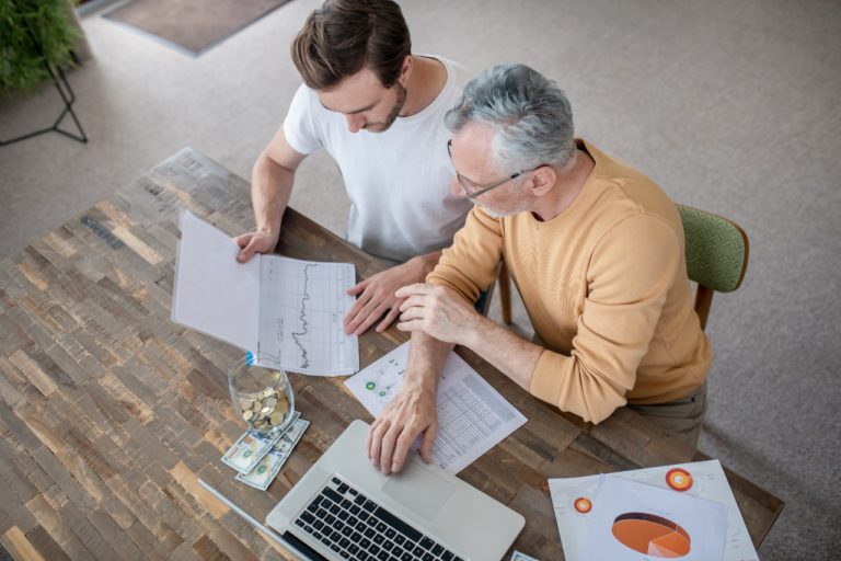 كيفية تخطيط الحياة المالية لكبار السن لتجنب الأزمات الاقتصادية