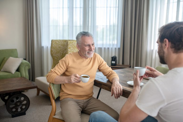 التعامل مع المسنين بإيجابية وأثره على تحسين جودة حياتهم