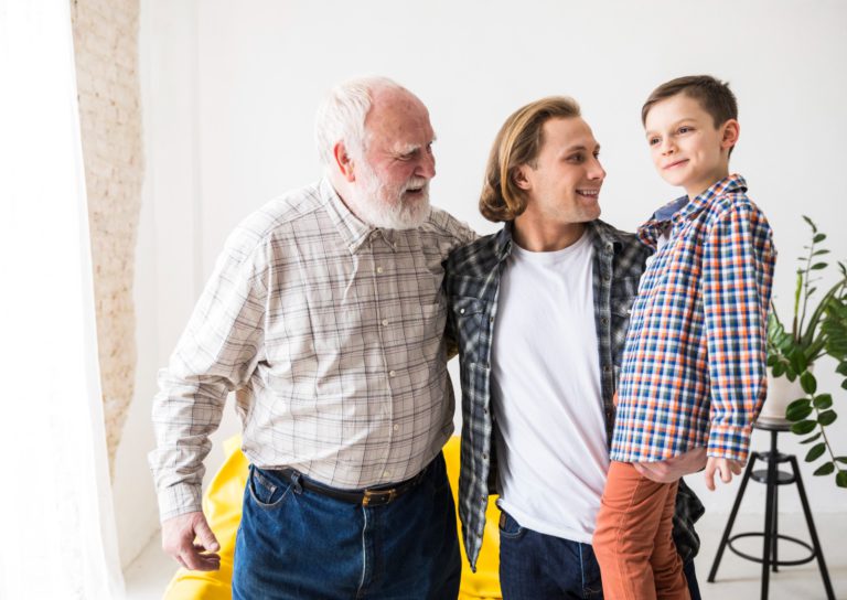 كيف يساهم دور الأسرة في دعم كبار السن ورعايتهم اليومية بفعالية؟