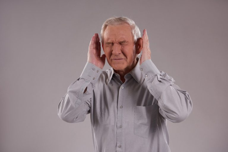 مشاكل السمع عند كبار السن الأسباب وأهم طرق التعامل