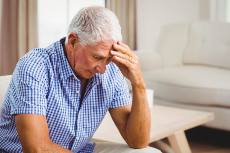 كيف يظهر القلق عند كبار السن؟ 7 علامات لا يجب تجاهلها