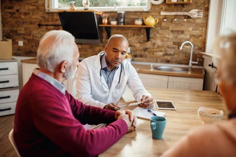 أهمية الرعاية الطبية لكبار السن في تحسين جودة الحياة بعد التقاعد
