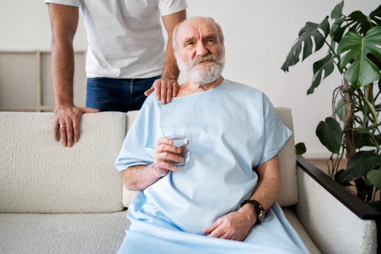 مساعدة كبار السن في مواجهة الوحدة والعزلة