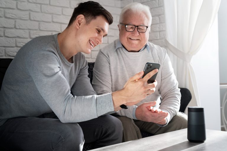 كيف يحسن التواصل مع كبار السن من جودة حياتهم اليومية؟