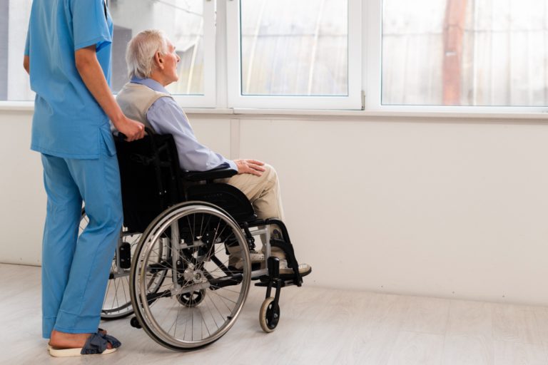 دور جليس كبار السن في تقليل الشعور بالوحدة والعزلة