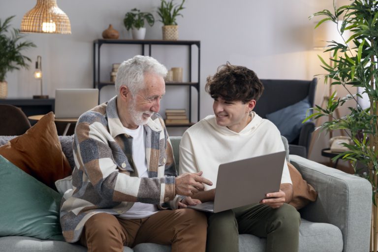 كيف يمكن تقديم دعم فعال لكبار السن داخل الأسرة؟