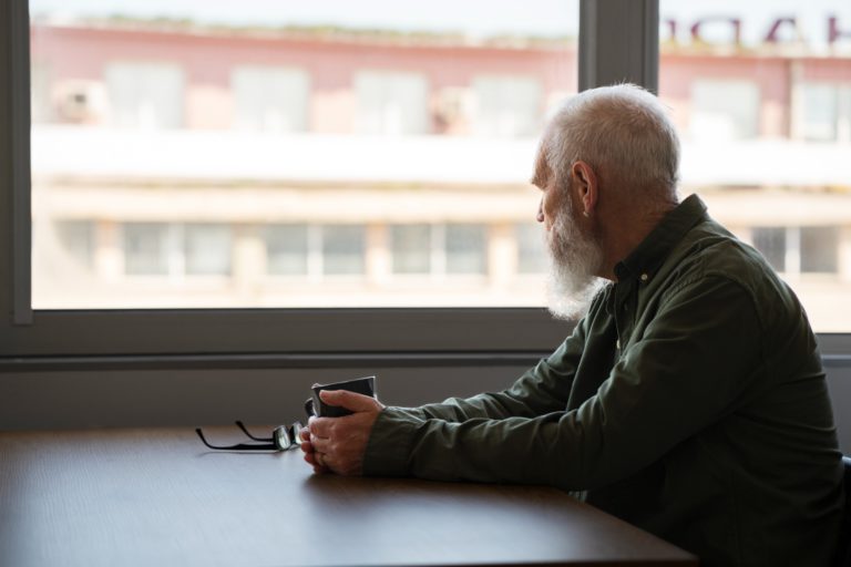 كيف تؤثر أخطاء التعامل مع كبار السن على حالتهم النفسية؟