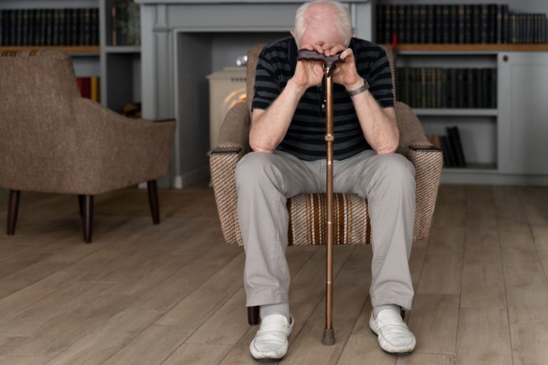 أخطاء شائعة في التعامل مع المسنين وكيف نتجنبها
