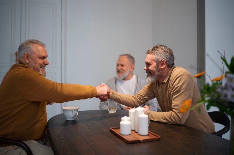 أفضل طرق مساعدة لكبار السن داخل الأسرة والمجتمع