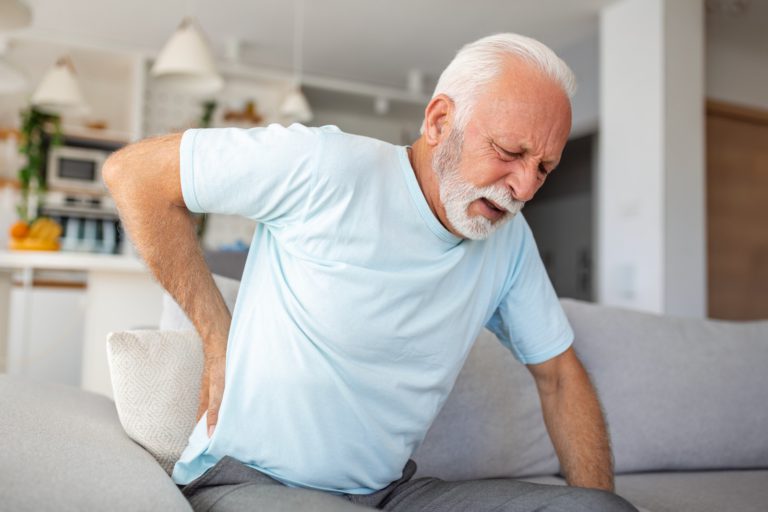 كيف تؤثر هشاشة العظام على حياة كبار السن؟