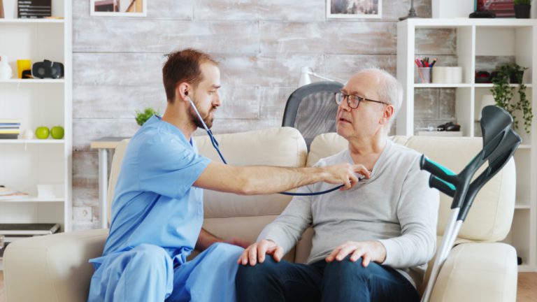 الخدمات الصحية لكبار السن ودورها في الحفاظ على جودة حياتهم