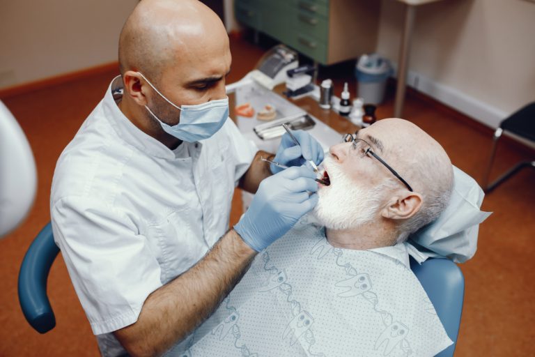 مشكلات الأسنان الشائعة لدى كبار السن وطرق الوقاية منها