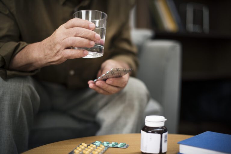 أخطاء شائعة عند تناول الأدوية لدى كبار السن وكيفية تجنبها